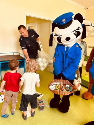 policjanci na wizycie w dziecięcym szpitalu