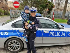 policjantka z dzieckiem na ręku