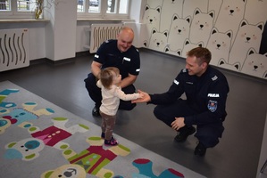 policjanci z małym dzieckiem w żłobku