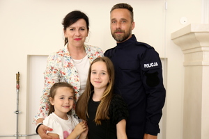 policjant z rodziną