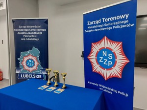 puchary na stole oraz banery związków zawodowych Policji