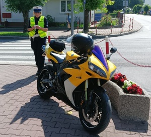policjantka kontroluje motocyklistę