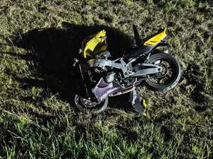 rozbity motocykl leży na pasie zieleni