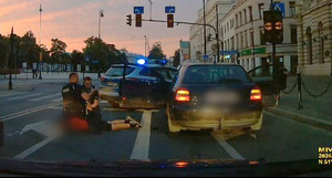 Policjanci zatrzymują pijanego kierowcę.