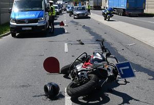 Przewrócony na drodze motocykl po wypadku
