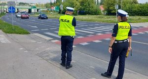 policjanci podczas kontroli prędkości