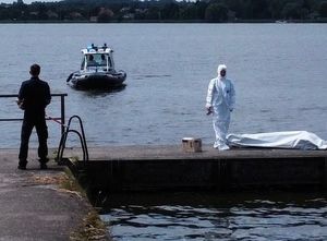 policjanci na pomoście