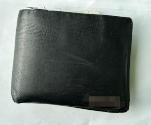 portfel koloru czarnego