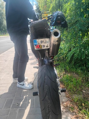 motocykl z przerobioną tablicą rejestracyjną