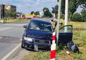 Uszkodzone Audi A4 stoi na poboczu drogi