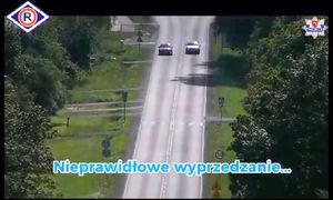 kadr z nagrania drona przedstawiający dwa auta na drodze
