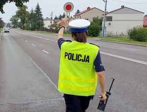 policjantka zatrzymuje pojazd do kontroli drogowej