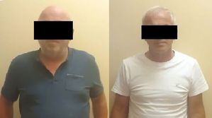 Zdjęcie przedstawia dwóch mężczyzn którzy mają zasłonięte czarnym paskiem część twarzy. Mężczyźni są w kwiku 45-55 lat ubrani w koszulki