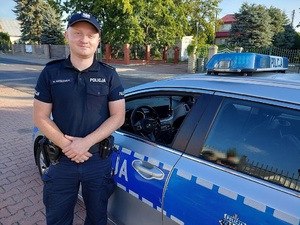 policjant przy radiowozie