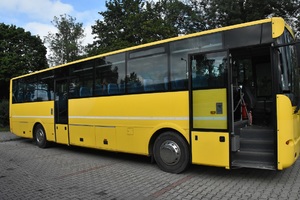 żółty autobus na jezdni