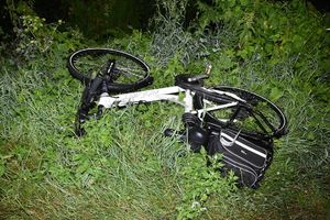 przewrócony rower na trawie
