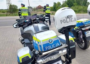 policjanci przy motocyklach