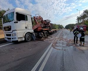 uszkodzona ciężarówka na miejscu wypadku