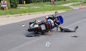 motocykl leży na ulicy