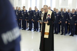 Kapelan Lubelskiej Policji błogosławi nowych funkcjonariuszy.