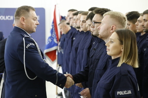 Komendant Wojewódzki Policji w Lublinie wręcza legitymacje służbową nowym funkcjonariuszom.