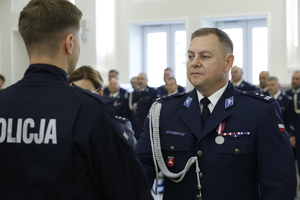 Komendant Wojewódzki Policji w Lublinie wręcza legitymacje służbową nowym funkcjonariuszom.