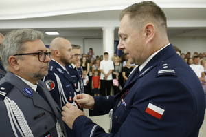 Komendant Wojewódzki Policji w Lublinie wręcza odznaczenia.