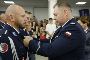 Komendant Wojewódzki Policji w Lublinie wręcza odznaczenia.