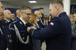 Komendant Wojewódzki Policji w Lublinie wręcza odznaczenia.