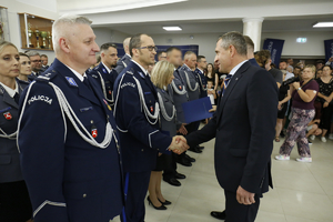 Komendant Wojewódzki Policji w Lublinie wręcza awanse na wyższy stopień.