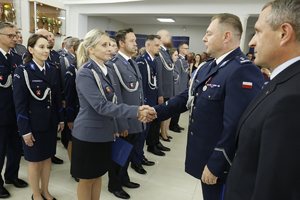 Komendant Wojewódzki Policji w Lublinie wręcza awanse na wyższy stopień.