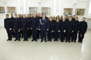 Grupowe zdjęcie nowych policjantów z Komendantem Wojewódzkim Policji w Lublinie.