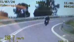 Ujęcie z policyjnego wideorejestratora na motocyklistę, który jedzie prędkością 167 kilometrów na godzinę.