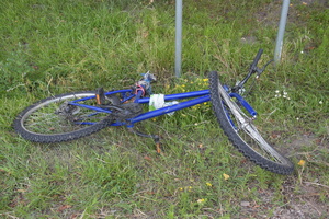 rower na trawie po wypadku