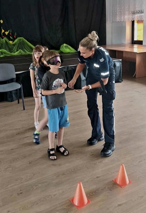 policjantka z dziećmi podczas spotkania