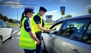 Policjanci kontrolują trzeźwość kierowcy osobowego samochodu..