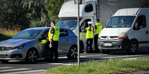 Policjanci kontrolują trzeźwość kierowców na ulicy Jana Pawła Drugiego w Lublinie.