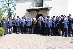 zdjęcie grupowe policjantów wraz z przedstawicielami kościoła prawosławnego