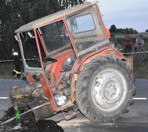 roztrzaskany ciągnik rolniczy