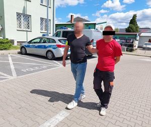 policjant prowadzi zatrzymanego