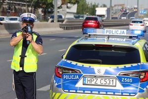 policjant dokonuje kontroli prędkości