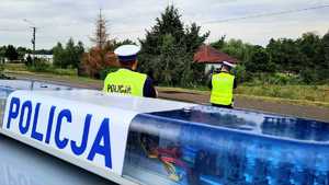 policjanci mierzą prędkość pojazdów