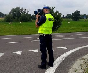 policjant mierzy prędkość