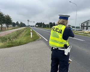 policjantka dokonuje pomiaru prędkości