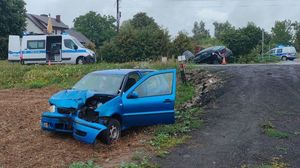 rozbity samochód koloru niebieskiego