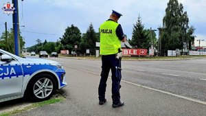 policjant z miernikiem prędkości