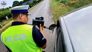 policjant z miernikiem prędkości