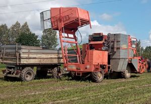 kombajn stoi blisko linii energetycznych