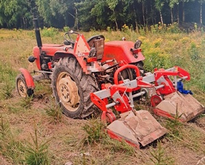 ciągnik rolniczy z glebogryzarką na polu