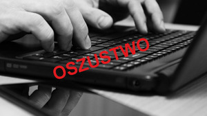 mężczyzna siedzący przed laptopem. Napis Oszustwo